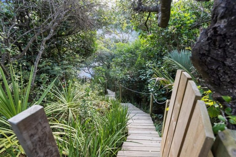 Photo of property in 42 Queen Street, Northcote Point, Auckland, 0627