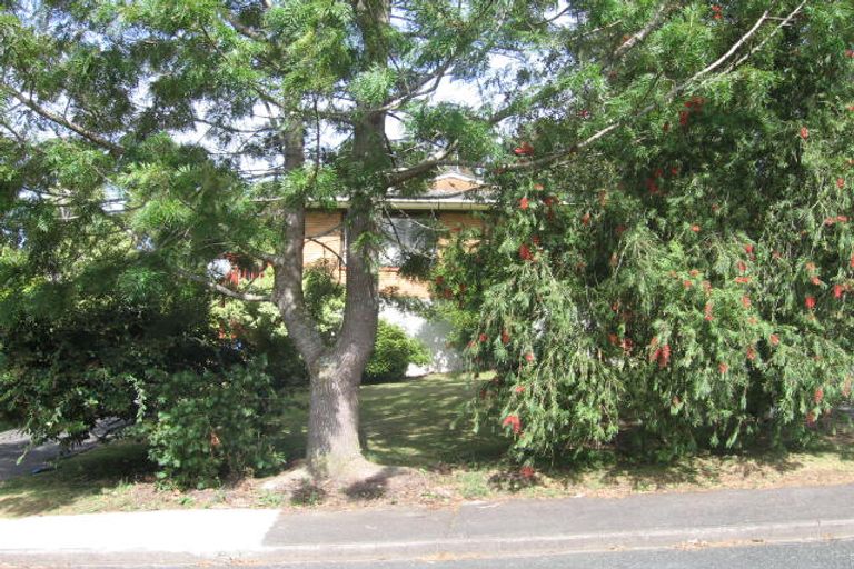 Photo of property in 2/6 Glenvale Place, Totara Vale, Auckland, 0629