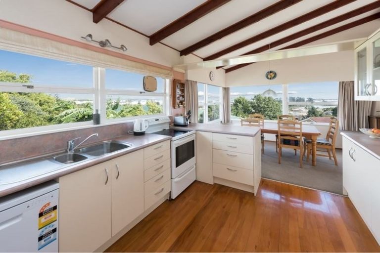 Photo of property in 16 Ellesmere Crescent, Pakuranga Heights, Auckland, 2010