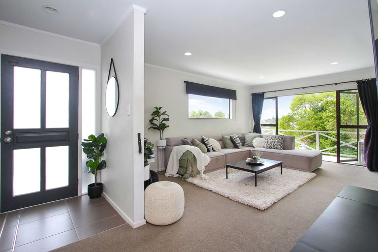 Photo of property in 1/27 Sovereign Place, Glenfield, Auckland, 0629
