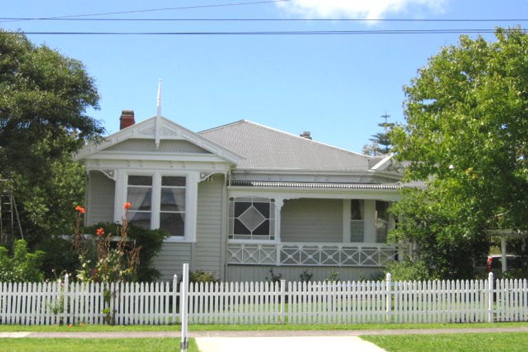 Photo of property in 1/20 Russell Street, Stanley Point, Auckland, 0624