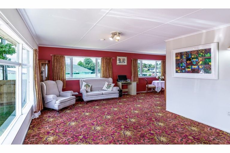 Photo of property in 11 Archlynn Road, Kelston, Auckland, 0602