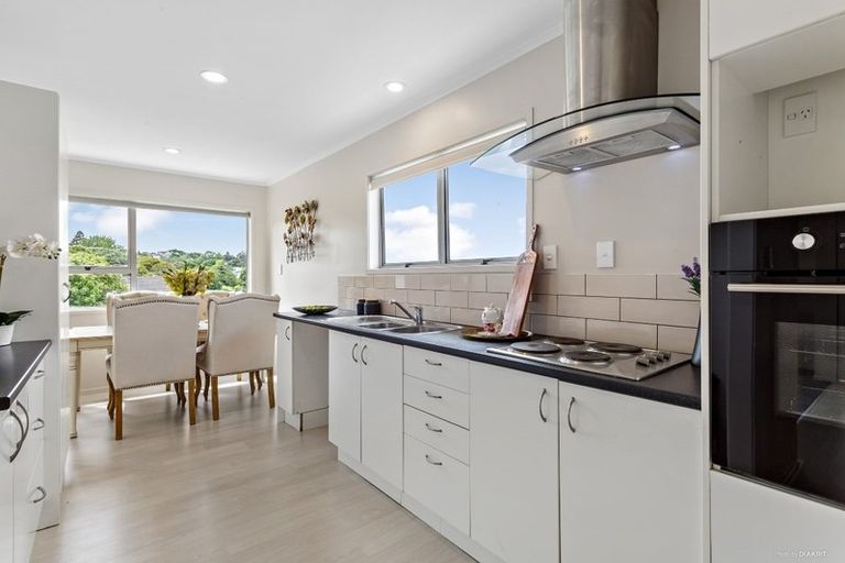 Photo of property in 28 Cedar Heights Avenue, Massey, Auckland, 0614