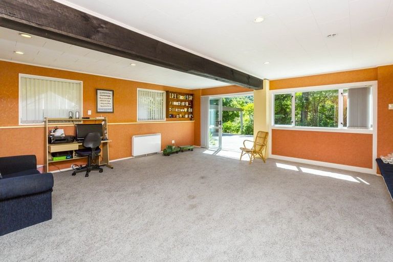 Photo of property in 72 Blue Mountains Road, Pinehaven, Upper Hutt, 5019