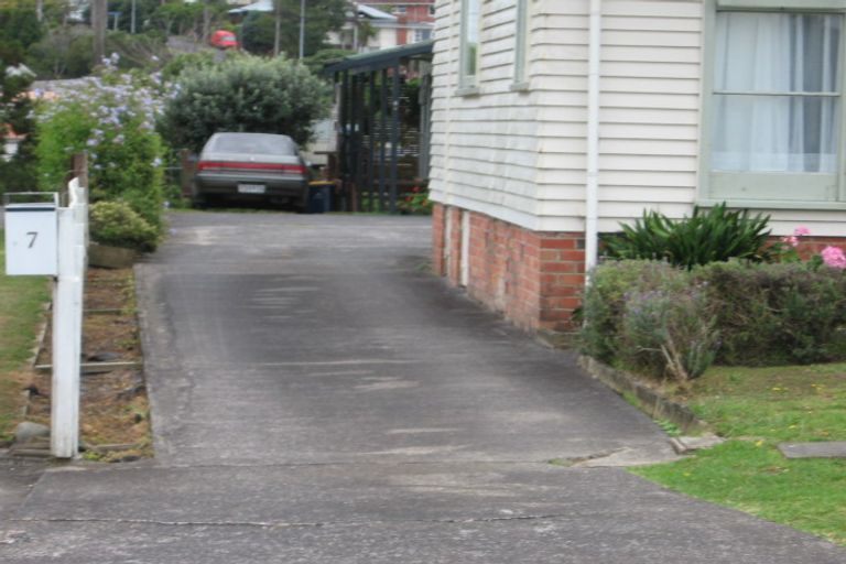 Photo of property in 1/5 Domain Road, Glenfield, Auckland, 0629