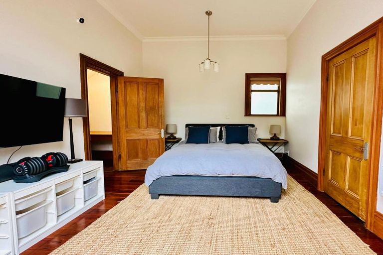 Photo of property in 144 Kelburn Parade, Kelburn, Wellington, 6012