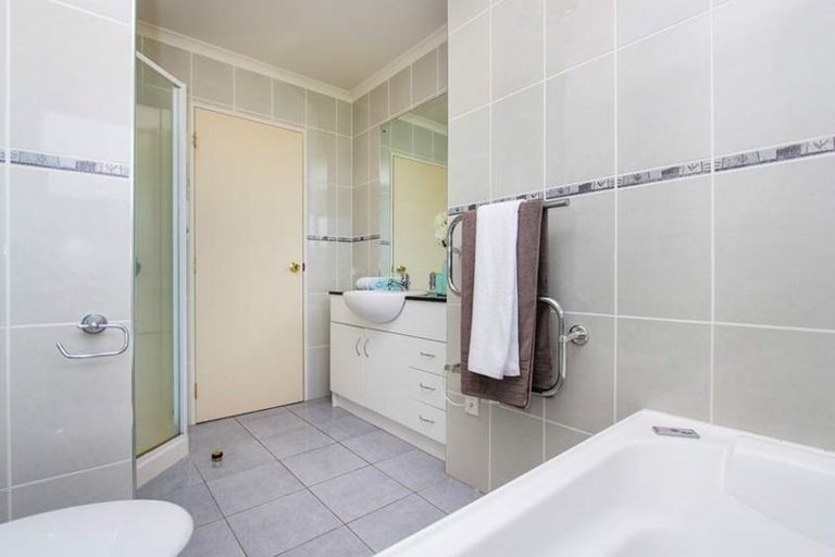 Photo of property in 23 Medallion Drive, Oteha, Auckland, 0632