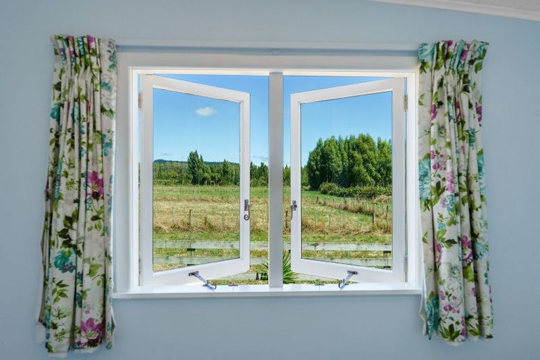 Photo of property in 103a Waikawa Beach Road, Manakau, Levin, 5573