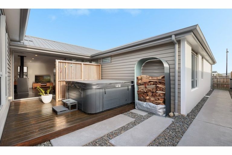 Photo of property in 35 Awatira Drive, Papamoa Beach, Papamoa, 3118