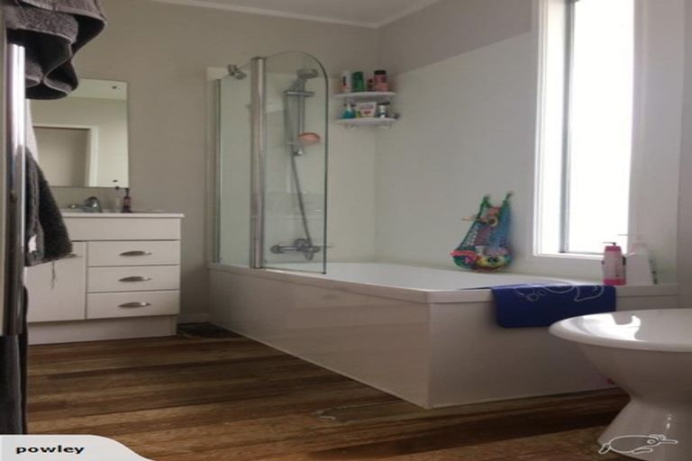 Photo of property in 15 Hewlett Road, Massey, Auckland, 0614