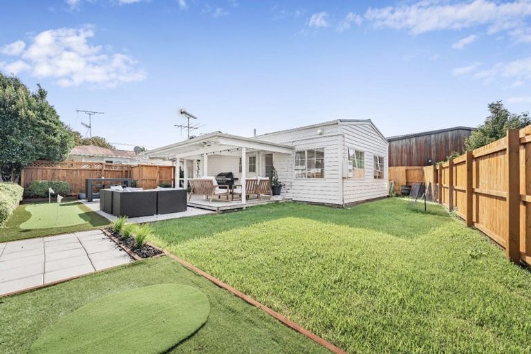 Photo of property in 2/56 Northcote Road, Northcote, Auckland, 0627