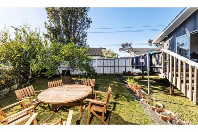 Photo of property in 2/309 Wairau Road, Totara Vale, Auckland, 0627