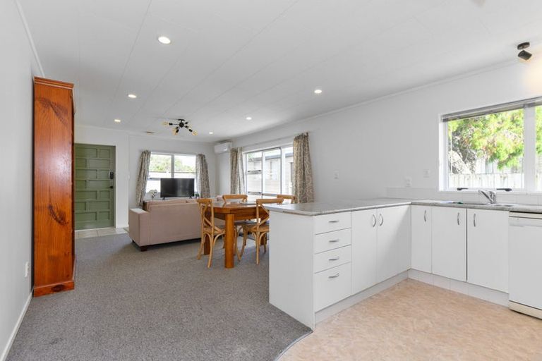 Photo of property in 2 Paramu Avenue, Birkdale, Auckland, 0626