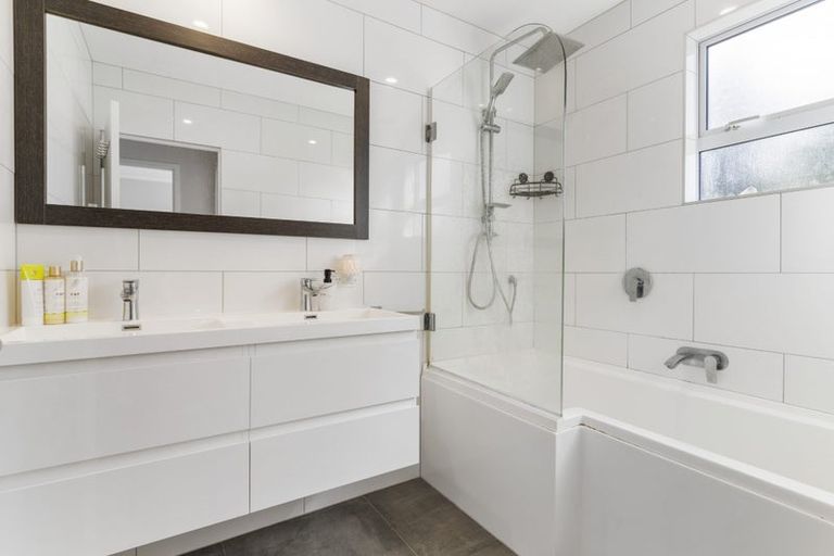 Photo of property in 23 Helleur Road, Massey, Auckland, 0614