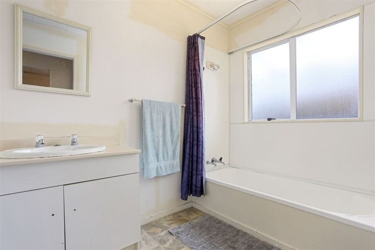 Photo of property in 2/97 Roberts Road, Te Atatu South, Auckland, 0610