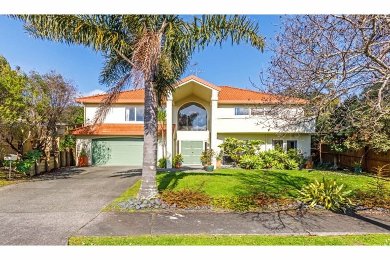 Photo of property in 22 Margaret Henry Crescent, Oteha, Auckland, 0632