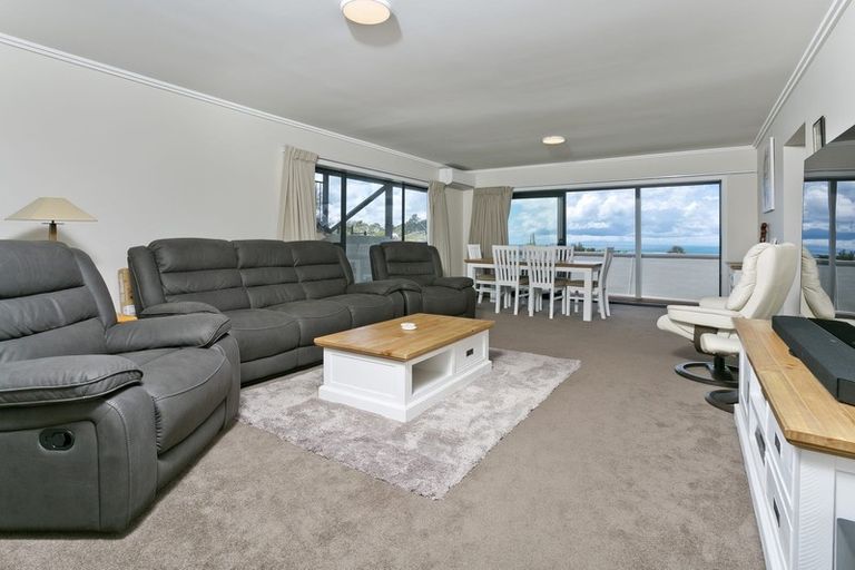 Photo of property in 927 East Coast Road, Northcross, Auckland, 0632