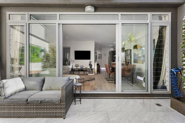 Photo of property in Las Olas De Cuba, 1/35 Torrens Terrace, Mount Cook, Wellington, 6011