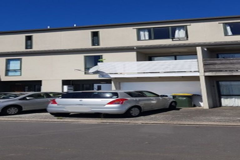 Photo of property in Lynn Park Terrace, 13/12 Ambrico Place, New Lynn, Auckland, 0600