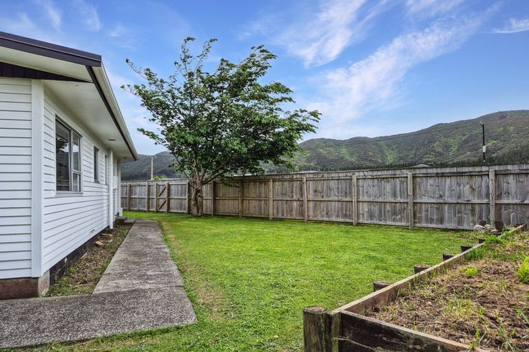 Photo of property in 32 Matthews Road, Wainuiomata, Lower Hutt, 5014