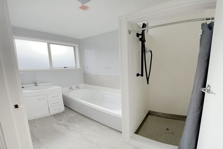 Photo of property in 5 Kilcar Place, Massey, Auckland, 0614