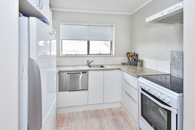 Photo of property in 2/13 Everglade Drive, Goodwood Heights, Auckland, 2105