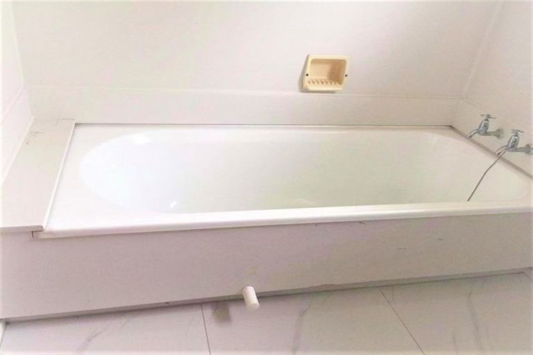 Photo of property in 2/16a Sunnynook Road, Sunnynook, Auckland, 0620