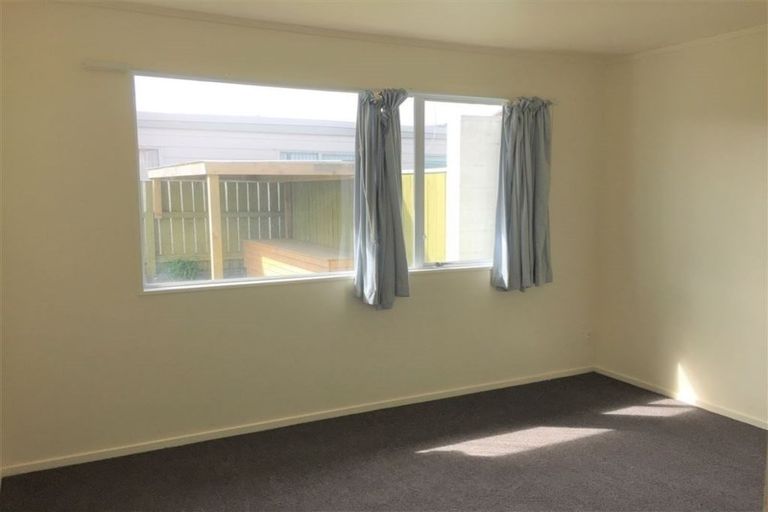 Photo of property in 2a Colchester Crescent, Newlands, Wellington, 6037