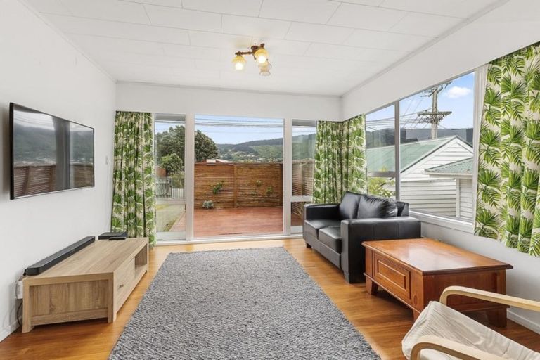 Photo of property in 8 Carleton Terrace, Tawa, Wellington, 5028