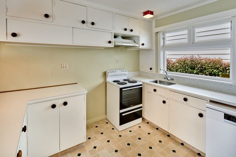 Photo of property in 28 Totara Street, Eastbourne, Lower Hutt, 5013