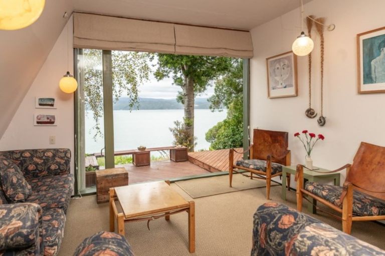 Photo of property in 22 Fortification Road, Karaka Bays, Wellington, 6022