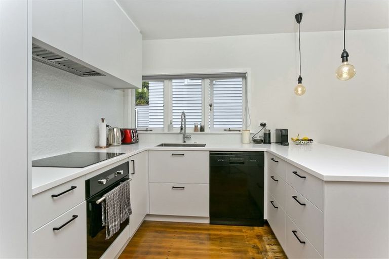 Photo of property in 1/58 Hillcrest Avenue, Hillcrest, Auckland, 0627