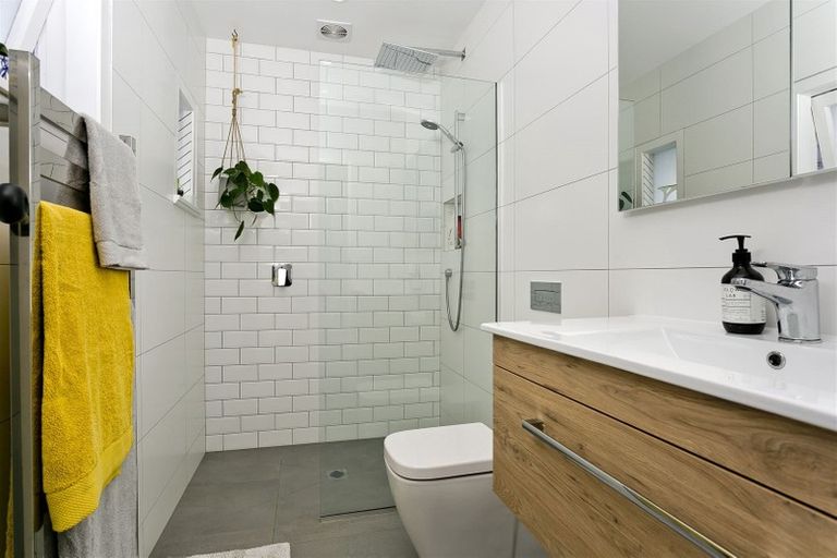 Photo of property in 1/58 Hillcrest Avenue, Hillcrest, Auckland, 0627