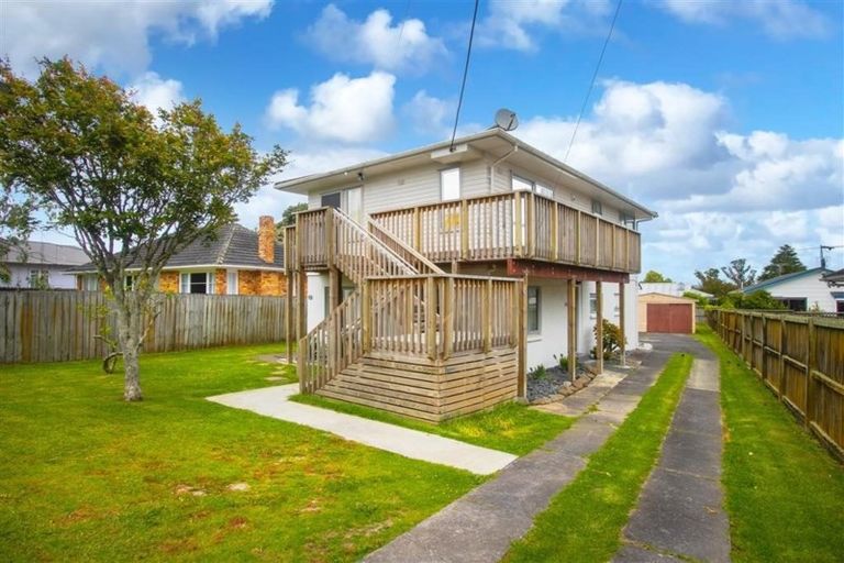 Photo of property in 32 Strid Road, Te Atatu South, Auckland, 0610