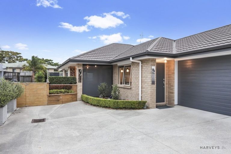 Photo of property in 48 Godley Road, Green Bay, Auckland, 0604