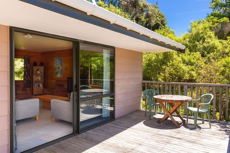 Photo of property in 15 Amelia Crescent, Waikawa, Picton, 7220