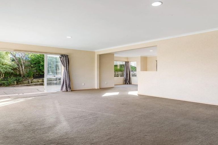 Photo of property in 8 Thornbill Rise, Unsworth Heights, Auckland, 0632