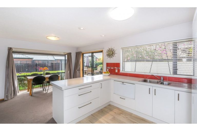 Photo of property in 2/8 Herbs Place, Cashmere, Christchurch, 8022