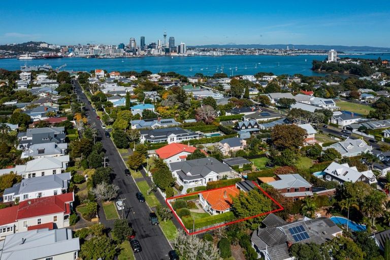 Photo of property in 1/27 Summer Street, Stanley Point, Auckland, 0624