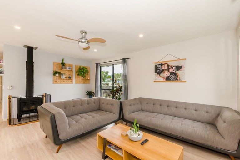 Photo of property in 11 Victor Grove, Waikanae Beach, Waikanae, 5036