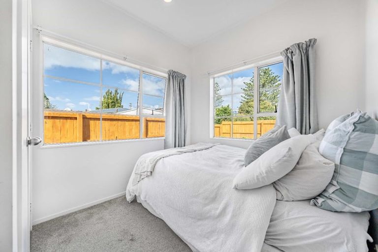 Photo of property in 2/56 Northcote Road, Northcote, Auckland, 0627