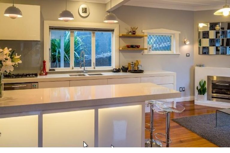 Photo of property in 102 The Parade, Island Bay, Wellington, 6023