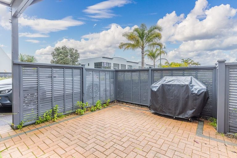 Photo of property in 14/14 Airborne Road, Rosedale, Auckland, 0632