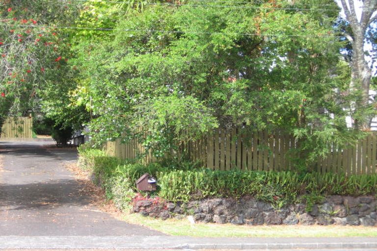 Photo of property in 92a Godley Road, Green Bay, Auckland, 0604