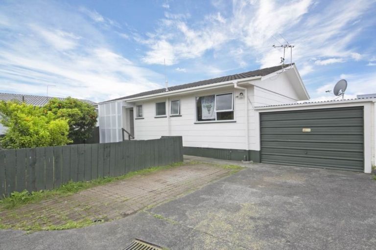 Photo of property in 2/89 Bruce Mclaren Road, Henderson, Auckland, 0612