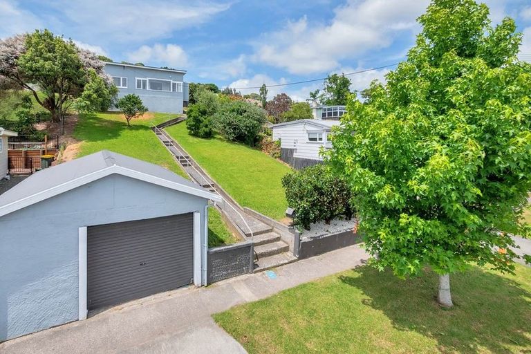 Photo of property in 15 Awaroa Road, Helensville, 0800