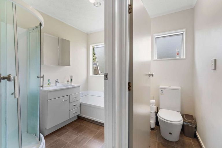 Photo of property in 27 Borich Road, Sunnyvale, Auckland, 0612