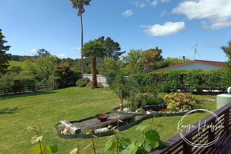 Photo of property in 9 Whaka Street, Maungaturoto, 0520