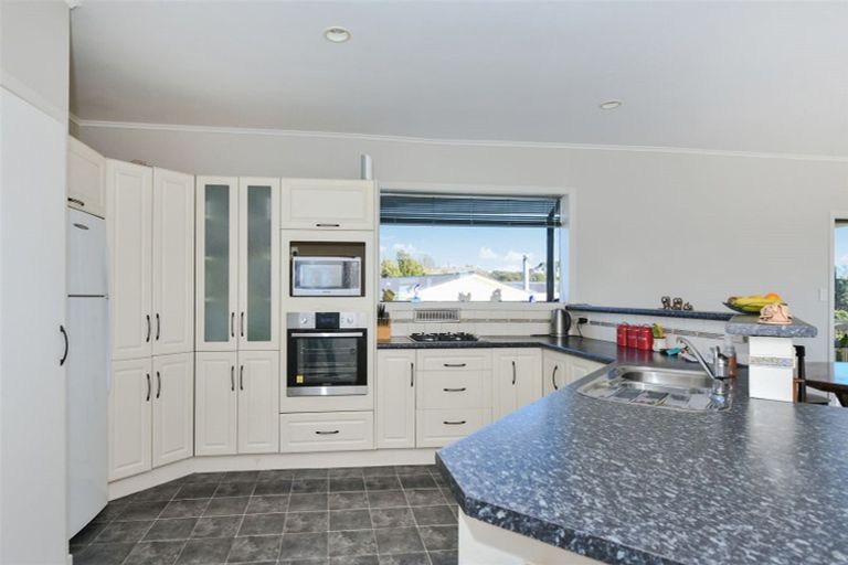 Photo of property in 36 Roberts Road, Matakatia, Whangaparaoa, 0930