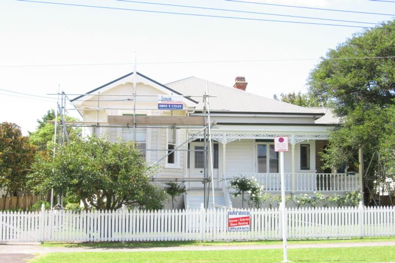 Photo of property in 22 Russell Street, Stanley Point, Auckland, 0624